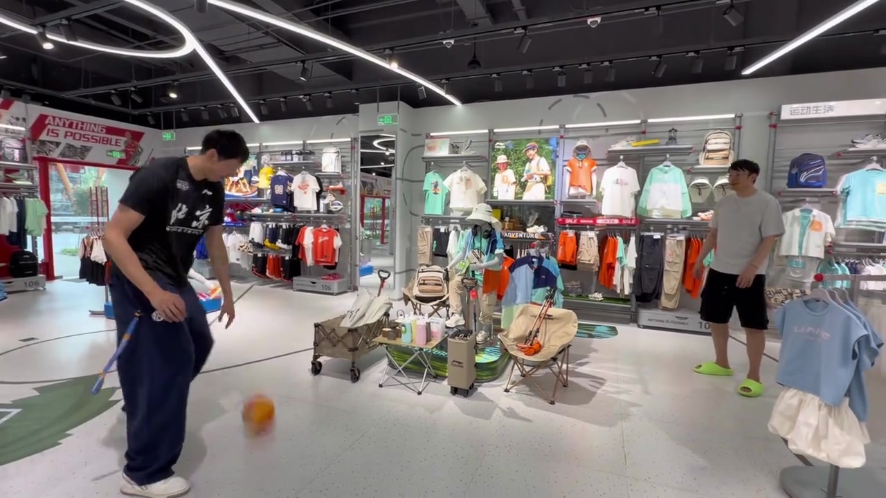 九游娱乐登录入口-周琦与小丁搞怪玩球：今天不是糊糊涂涂 是更抽象的两个人